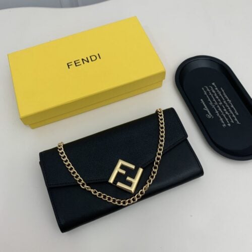 【AT2581】Fendi カウンターと同期し、肩掛けも可能な、最高級の輸入品。精巧なオイル仕上げの仕事