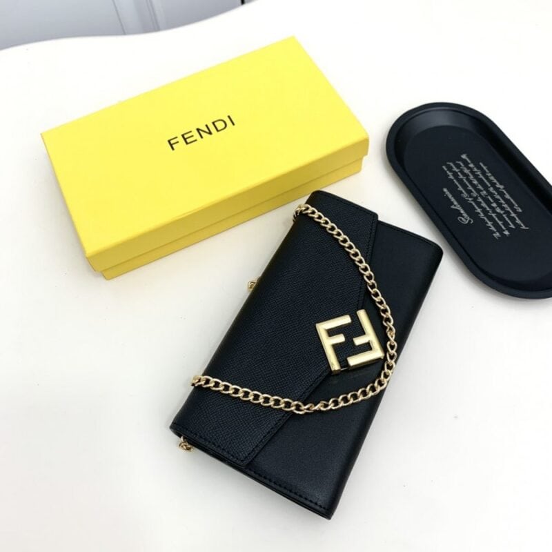 【AT2581】Fendi カウンターと同期し、肩掛けも可能な、最高級の輸入品。精巧なオイル仕上げの仕事