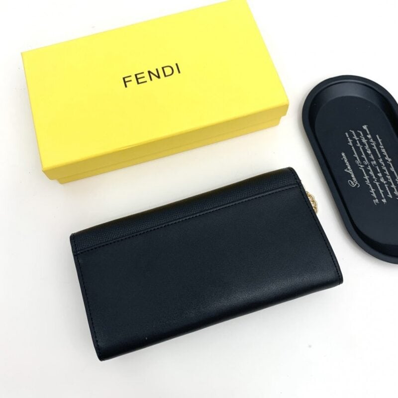 【AT2581】Fendi カウンターと同期し、肩掛けも可能な、最高級の輸入品。精巧なオイル仕上げの仕事