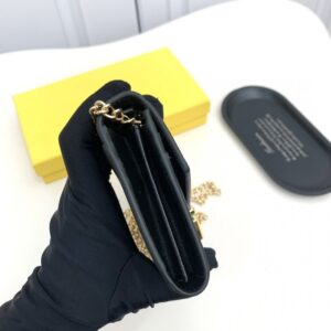 【AT2581】Fendi カウンターと同期し、肩掛けも可能な、最高級の輸入品。精巧なオイル仕上げの仕事