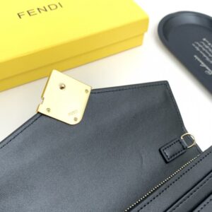 【AT2581】Fendi カウンターと同期し、肩掛けも可能な、最高級の輸入品。精巧なオイル仕上げの仕事