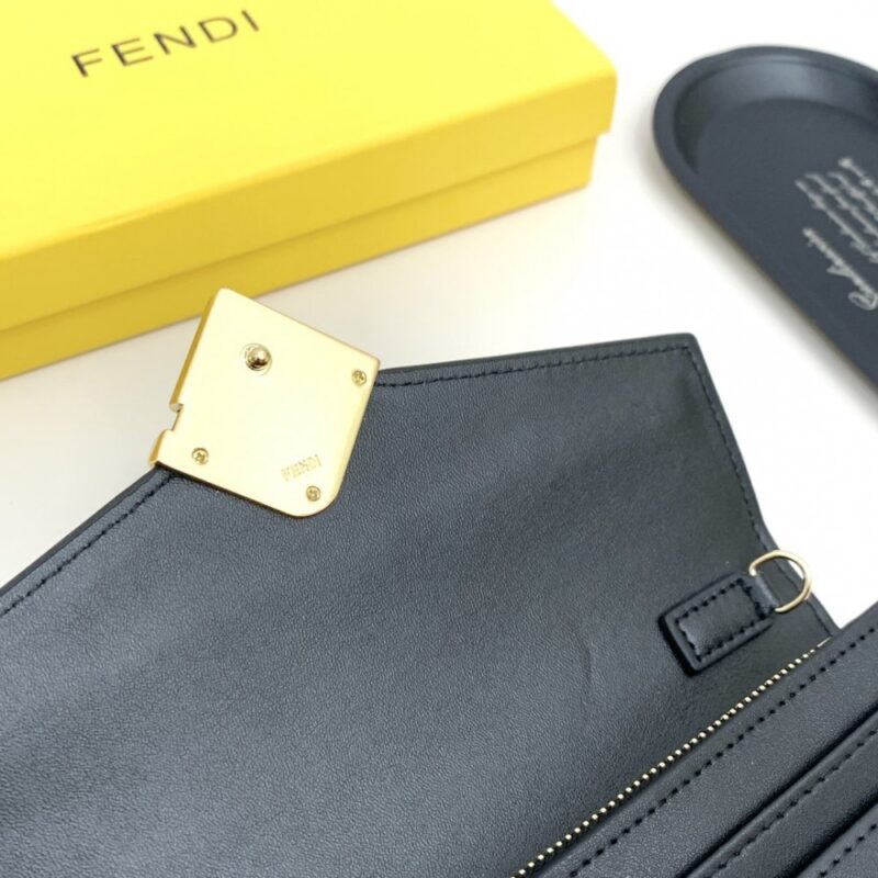 【AT2581】Fendi カウンターと同期し、肩掛けも可能な、最高級の輸入品。精巧なオイル仕上げの仕事