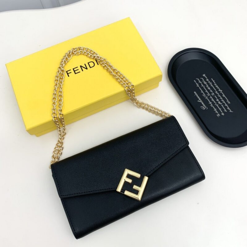 【AT2581】Fendi カウンターと同期し、肩掛けも可能な、最高級の輸入品。精巧なオイル仕上げの仕事