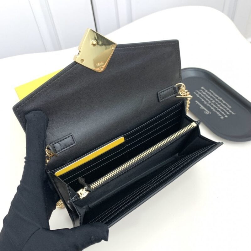 【AT2581】Fendi カウンターと同期し、肩掛けも可能な、最高級の輸入品。精巧なオイル仕上げの仕事