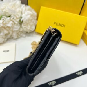 【AT2582】Fendiのカウンターと同期し、肩にかけることができる、最高級の輸入品、精巧なオイルエッジ加工を施しました