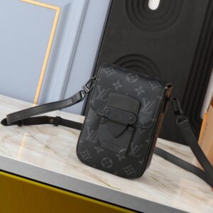 【AT2592】全新のLV S-Lock Vertical Wearable 財布は、シグネチャーのモノグラム柄をエレガントなトーリヨンレザーにエンボスし、磁気で開閉することで伝統的なハードケースのロックデザインを取り入れています。