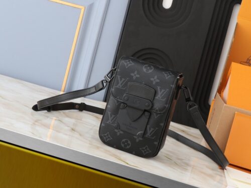 【AT2592】全新のLV S-Lock Vertical Wearable 財布は、シグネチャーのモノグラム柄をエレガントなトーリヨンレザーにエンボスし、磁気で開閉することで伝統的なハードケースのロックデザインを取り入れています。