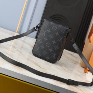 【AT2592】全新のLV S-Lock Vertical Wearable 財布は、シグネチャーのモノグラム柄をエレガントなトーリヨンレザーにエンボスし、磁気で開閉することで伝統的なハードケースのロックデザインを取り入れています。