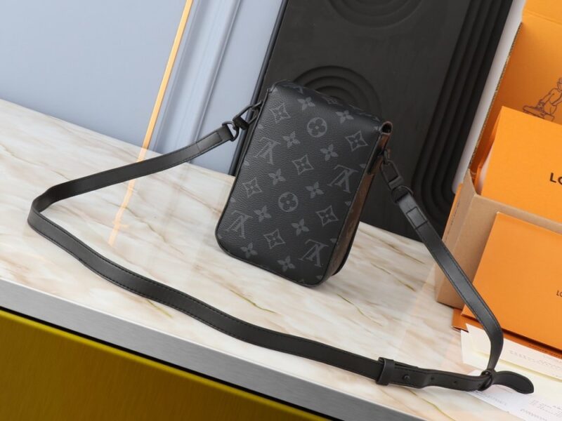 【AT2592】全新のLV S-Lock Vertical Wearable 財布は、シグネチャーのモノグラム柄をエレガントなトーリヨンレザーにエンボスし、磁気で開閉することで伝統的なハードケースのロックデザインを取り入れています。