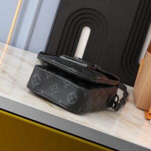 【AT2592】全新のLV S-Lock Vertical Wearable 財布は、シグネチャーのモノグラム柄をエレガントなトーリヨンレザーにエンボスし、磁気で開閉することで伝統的なハードケースのロックデザインを取り入れています。
