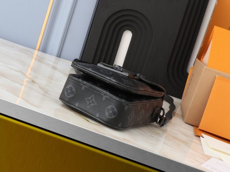 【AT2592】全新のLV S-Lock Vertical Wearable 財布は、シグネチャーのモノグラム柄をエレガントなトーリヨンレザーにエンボスし、磁気で開閉することで伝統的なハードケースのロックデザインを取り入れています。