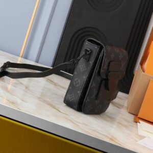 【AT2592】全新のLV S-Lock Vertical Wearable 財布は、シグネチャーのモノグラム柄をエレガントなトーリヨンレザーにエンボスし、磁気で開閉することで伝統的なハードケースのロックデザインを取り入れています。