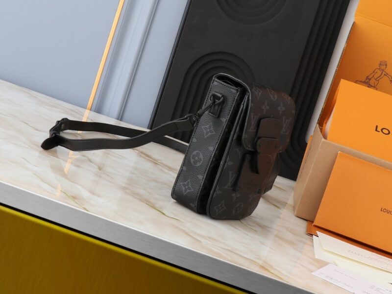 【AT2592】全新のLV S-Lock Vertical Wearable 財布は、シグネチャーのモノグラム柄をエレガントなトーリヨンレザーにエンボスし、磁気で開閉することで伝統的なハードケースのロックデザインを取り入れています。