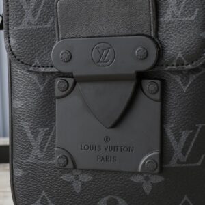 【AT2592】全新のLV S-Lock Vertical Wearable 財布は、シグネチャーのモノグラム柄をエレガントなトーリヨンレザーにエンボスし、磁気で開閉することで伝統的なハードケースのロックデザインを取り入れています。