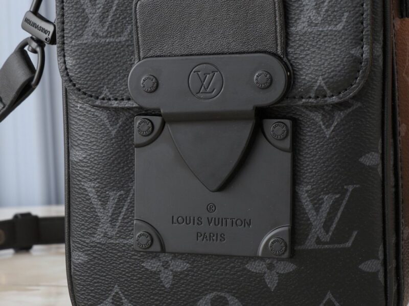 【AT2592】全新のLV S-Lock Vertical Wearable 財布は、シグネチャーのモノグラム柄をエレガントなトーリヨンレザーにエンボスし、磁気で開閉することで伝統的なハードケースのロックデザインを取り入れています。