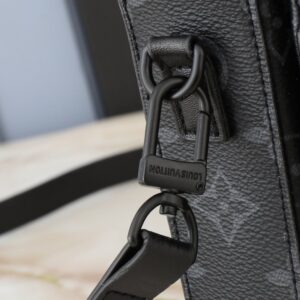 【AT2592】全新のLV S-Lock Vertical Wearable 財布は、シグネチャーのモノグラム柄をエレガントなトーリヨンレザーにエンボスし、磁気で開閉することで伝統的なハードケースのロックデザインを取り入れています。