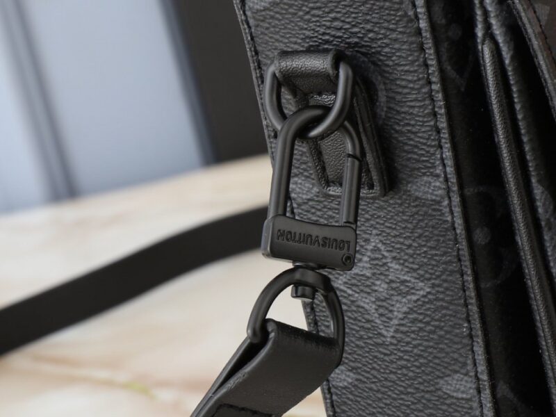 【AT2592】全新のLV S-Lock Vertical Wearable 財布は、シグネチャーのモノグラム柄をエレガントなトーリヨンレザーにエンボスし、磁気で開閉することで伝統的なハードケースのロックデザインを取り入れています。