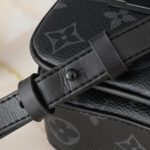【AT2592】全新のLV S-Lock Vertical Wearable 財布は、シグネチャーのモノグラム柄をエレガントなトーリヨンレザーにエンボスし、磁気で開閉することで伝統的なハードケースのロックデザインを取り入れています。