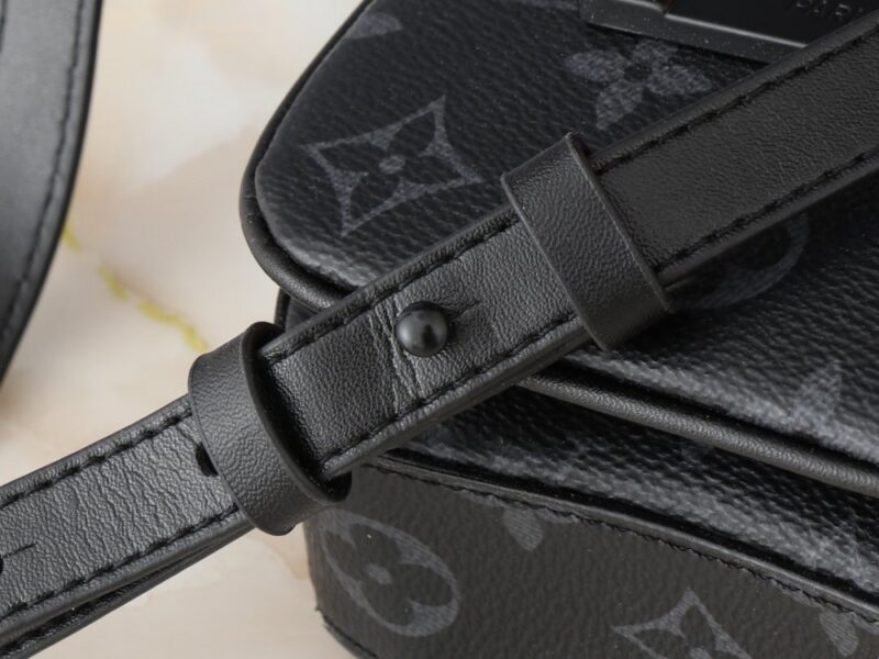 【AT2592】全新のLV S-Lock Vertical Wearable 財布は、シグネチャーのモノグラム柄をエレガントなトーリヨンレザーにエンボスし、磁気で開閉することで伝統的なハードケースのロックデザインを取り入れています。