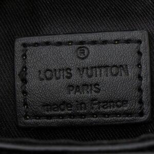 【AT2592】全新のLV S-Lock Vertical Wearable 財布は、シグネチャーのモノグラム柄をエレガントなトーリヨンレザーにエンボスし、磁気で開閉することで伝統的なハードケースのロックデザインを取り入れています。