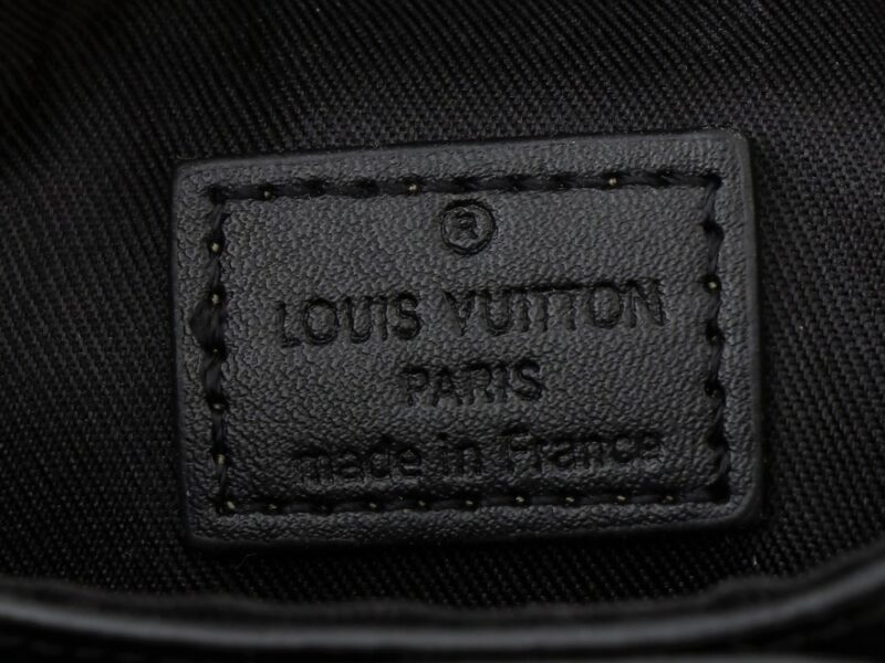 【AT2592】全新のLV S-Lock Vertical Wearable 財布は、シグネチャーのモノグラム柄をエレガントなトーリヨンレザーにエンボスし、磁気で開閉することで伝統的なハードケースのロックデザインを取り入れています。