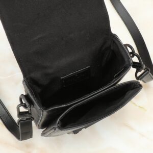 【AT2592】全新のLV S-Lock Vertical Wearable 財布は、シグネチャーのモノグラム柄をエレガントなトーリヨンレザーにエンボスし、磁気で開閉することで伝統的なハードケースのロックデザインを取り入れています。