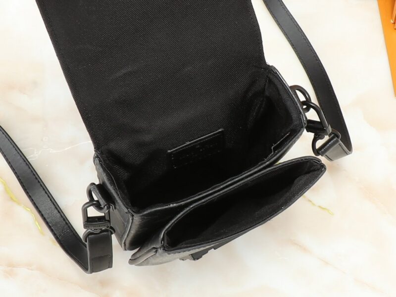 【AT2592】全新のLV S-Lock Vertical Wearable 財布は、シグネチャーのモノグラム柄をエレガントなトーリヨンレザーにエンボスし、磁気で開閉することで伝統的なハードケースのロックデザインを取り入れています。
