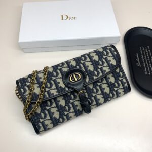 【AT2593】Dior ディオールのカウンターと同期し、カウンター品質の最高級輸入牛革を肩にかける海外製のキーホルダー金物、手の込んだオイルフィニッシュ。