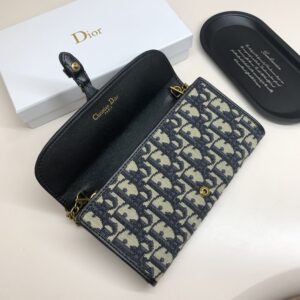 【AT2593】Dior ディオールのカウンターと同期し、カウンター品質の最高級輸入牛革を肩にかける海外製のキーホルダー金物、手の込んだオイルフィニッシュ。