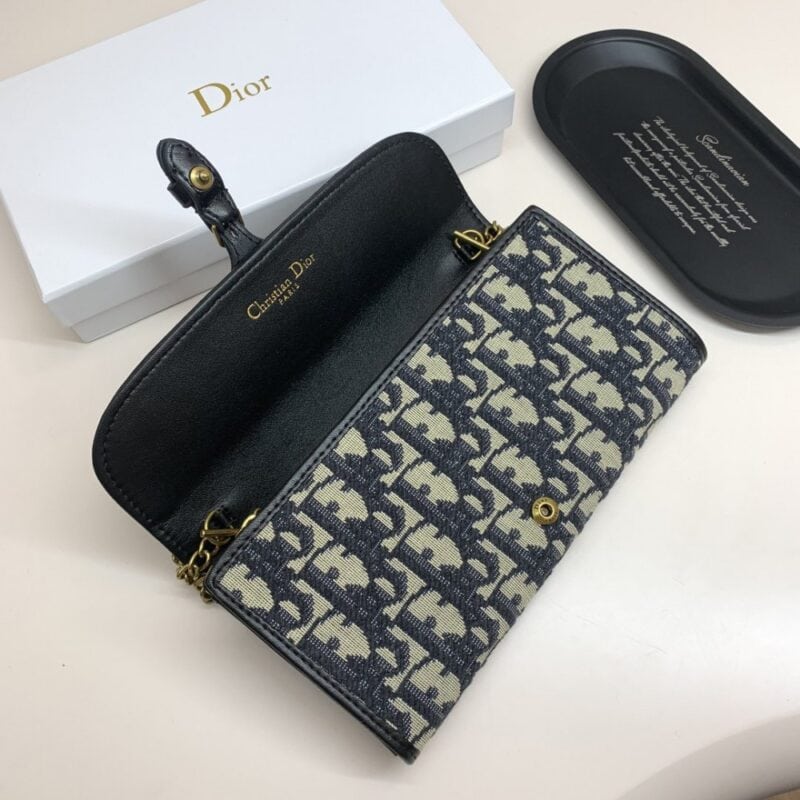 【AT2593】Dior ディオールのカウンターと同期し、カウンター品質の最高級輸入牛革を肩にかける海外製のキーホルダー金物、手の込んだオイルフィニッシュ。