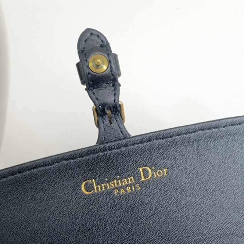 【AT2593】Dior ディオールのカウンターと同期し、カウンター品質の最高級輸入牛革を肩にかける海外製のキーホルダー金物、手の込んだオイルフィニッシュ。