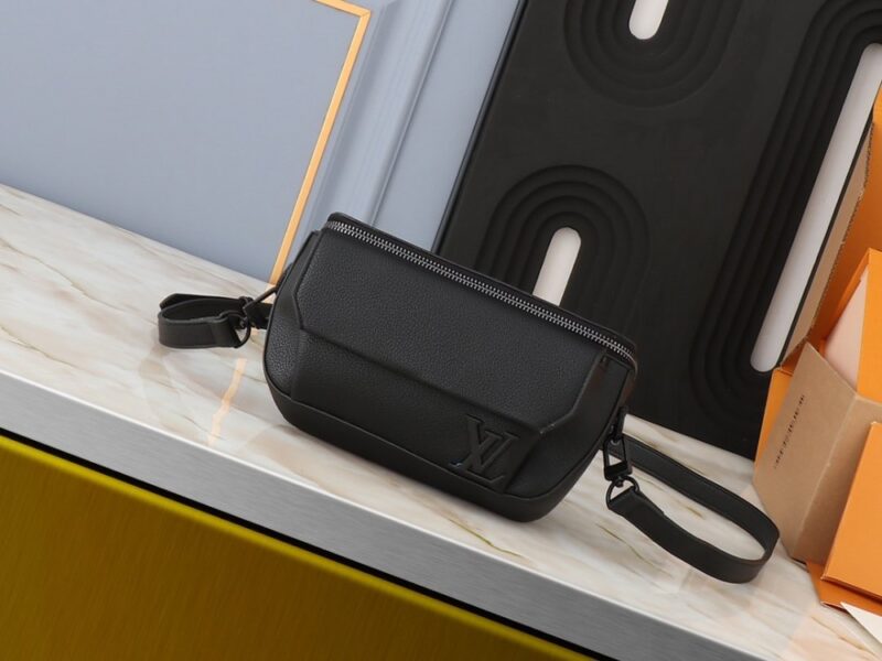 【AT2596】LVパイロットミニハンドバッグは粒面牛革で作られ、丸みを帯びたデザインで日常の移動におしゃれな選択肢を提供します。