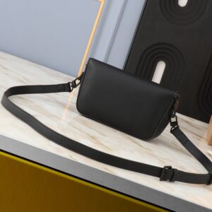 【AT2596】LVパイロットミニハンドバッグは粒面牛革で作られ、丸みを帯びたデザインで日常の移動におしゃれな選択肢を提供します。