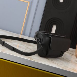 【AT2596】LVパイロットミニハンドバッグは粒面牛革で作られ、丸みを帯びたデザインで日常の移動におしゃれな選択肢を提供します。