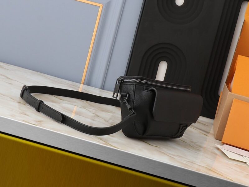 【AT2596】LVパイロットミニハンドバッグは粒面牛革で作られ、丸みを帯びたデザインで日常の移動におしゃれな選択肢を提供します。
