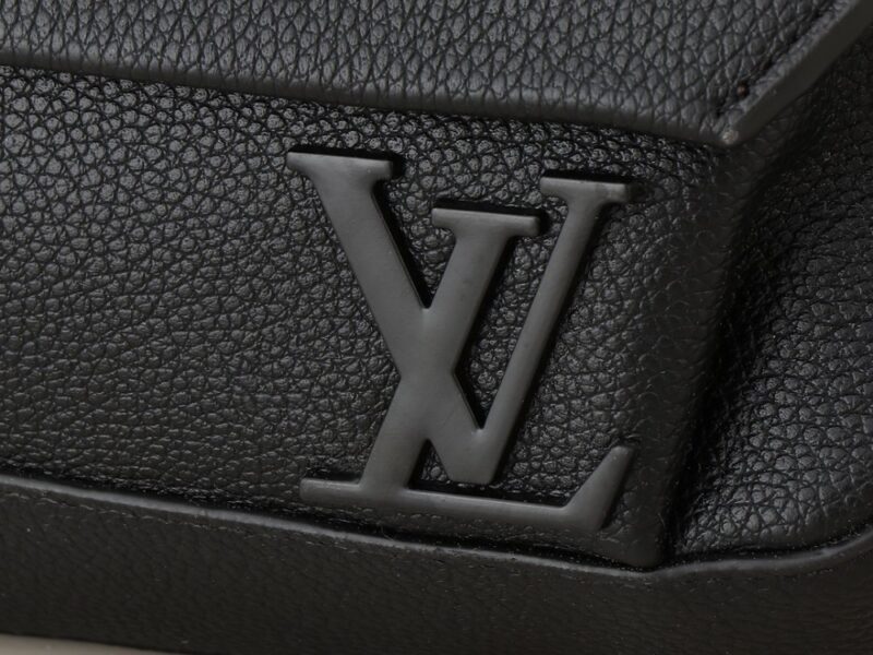 【AT2596】LVパイロットミニハンドバッグは粒面牛革で作られ、丸みを帯びたデザインで日常の移動におしゃれな選択肢を提供します。