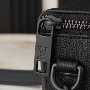 【AT2596】LVパイロットミニハンドバッグは粒面牛革で作られ、丸みを帯びたデザインで日常の移動におしゃれな選択肢を提供します。