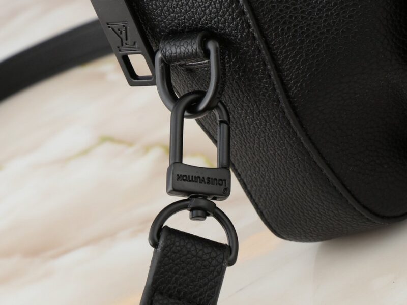 【AT2596】LVパイロットミニハンドバッグは粒面牛革で作られ、丸みを帯びたデザインで日常の移動におしゃれな選択肢を提供します。