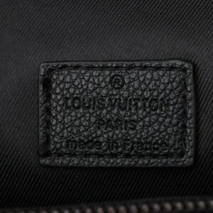 【AT2596】LVパイロットミニハンドバッグは粒面牛革で作られ、丸みを帯びたデザインで日常の移動におしゃれな選択肢を提供します。