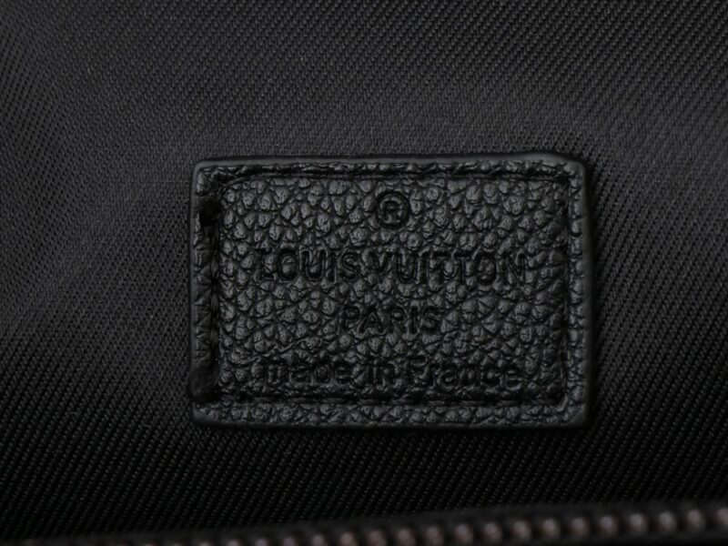 【AT2596】LVパイロットミニハンドバッグは粒面牛革で作られ、丸みを帯びたデザインで日常の移動におしゃれな選択肢を提供します。
