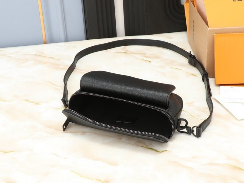 【AT2596】LVパイロットミニハンドバッグは粒面牛革で作られ、丸みを帯びたデザインで日常の移動におしゃれな選択肢を提供します。
