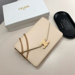 【AT2599】Celineカウンターで最新の商品が入荷しました！カウンター品質の最高品質の輸入牛革、油仕上げの手仕事が見事です！