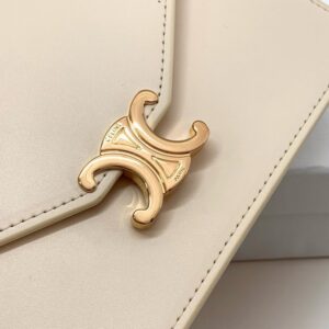 【AT2599】Celineカウンターで最新の商品が入荷しました！カウンター品質の最高品質の輸入牛革、油仕上げの手仕事が見事です！