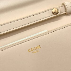 【AT2599】Celineカウンターで最新の商品が入荷しました！カウンター品質の最高品質の輸入牛革、油仕上げの手仕事が見事です！