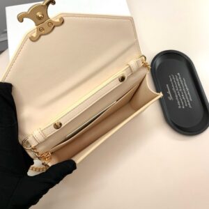 【AT2599】Celineカウンターで最新の商品が入荷しました！カウンター品質の最高品質の輸入牛革、油仕上げの手仕事が見事です！