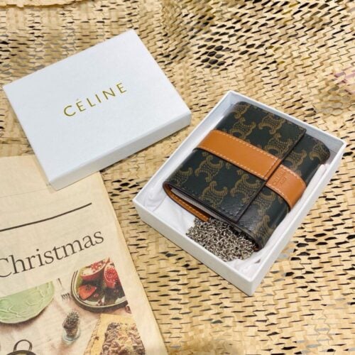 【AT2608】Celine カウンターでのTRIOMPHE CANVAS ロゴプリントキャンバスシリーズ。カウンターと同期して、上質な牛革を使用し、精巧でファッショナブル！片肩にかけたり、財布として使用したりできます。凹凸のあるデザインは必須アイテムです！