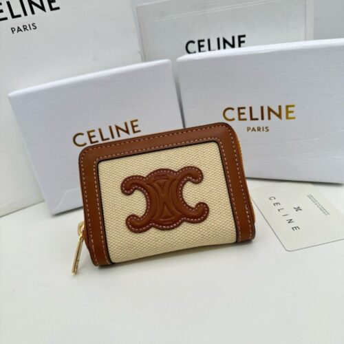 【AT2609】Celine セリーヌカウンターと同期されたトリオンフクイールコンパクトジップウォレット。織物素材と天然/ブラウンカーフスキン、カーフスキンエッジと裏地、ジップクロージャー、6つのクレジットカードスロット、2つのコーナーサポートパネル、仕切り。