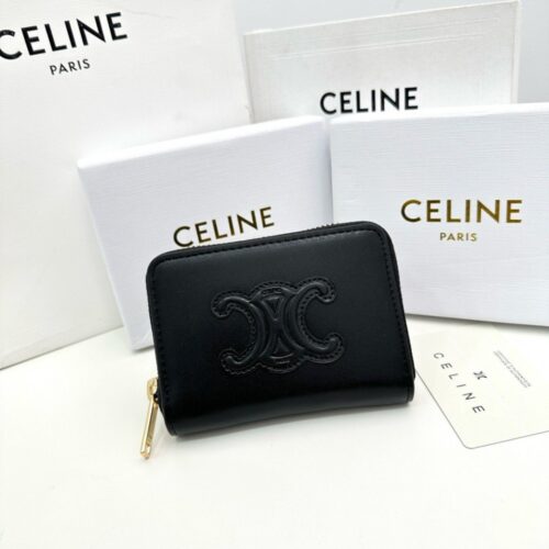 【AT2610】Celine  TRIOMPHE CUIRコンパクトジップ財布は、セリーヌの専用カウンターと同期されており、滑らかな小牛革と小牛革裏地で作られています。ジップ閉じ口の中には、6つのクレジットカードスロットと2つのキャッシュコンパートメントがあります。