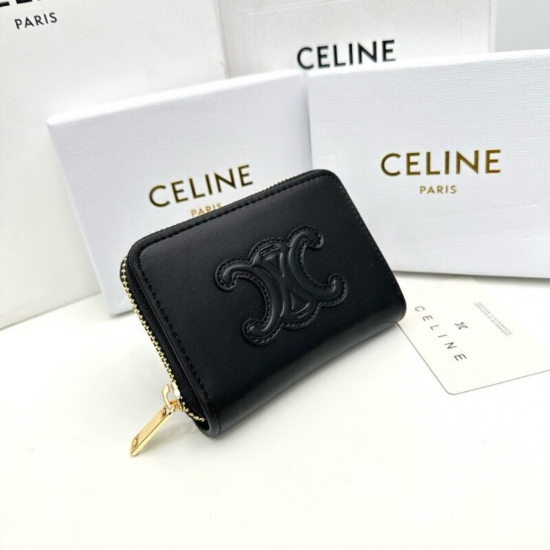 【AT2610】Celine  TRIOMPHE CUIRコンパクトジップ財布は、セリーヌの専用カウンターと同期されており、滑らかな小牛革と小牛革裏地で作られています。ジップ閉じ口の中には、6つのクレジットカードスロットと2つのキャッシュコンパートメントがあります。