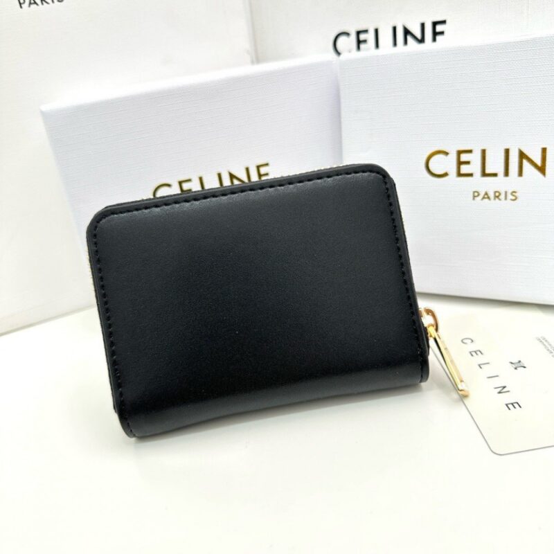 【AT2610】Celine  TRIOMPHE CUIRコンパクトジップ財布は、セリーヌの専用カウンターと同期されており、滑らかな小牛革と小牛革裏地で作られています。ジップ閉じ口の中には、6つのクレジットカードスロットと2つのキャッシュコンパートメントがあります。